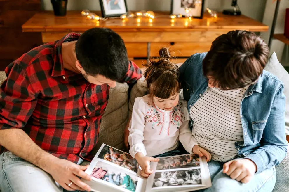 Familia viendo un álbum de fotos