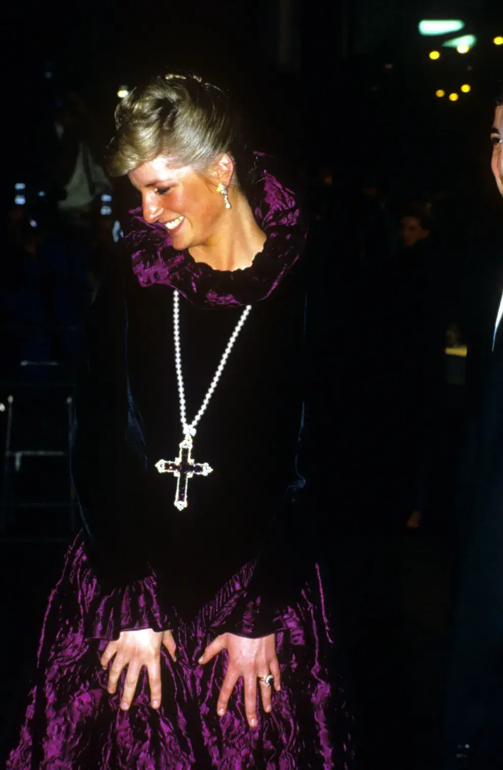 Foto de Lady Di con la cruz Attallah en un evento en Londres, el 27 de octubre de 1987.