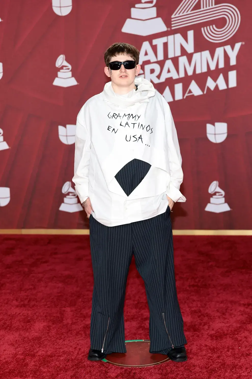 Dillom en la alfombra roja de los Latin Grammy 2024.