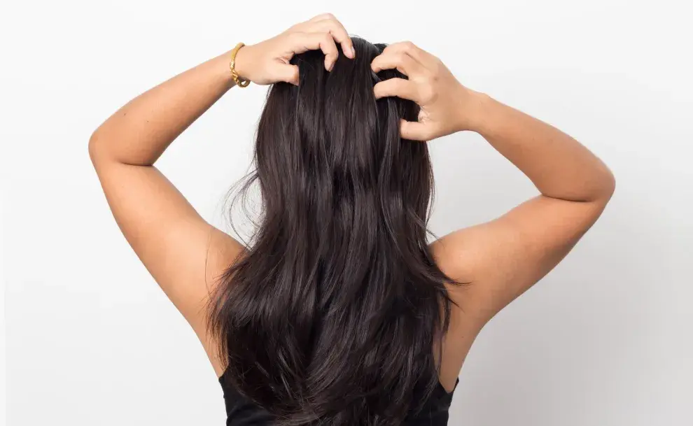 Una mujer lavándose el pelo