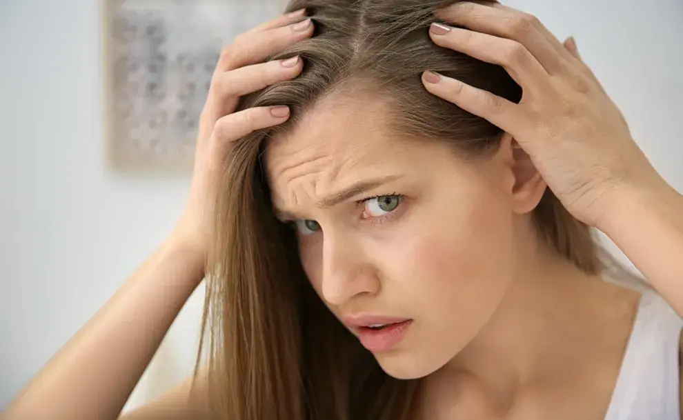 una mujer con caida de pelo