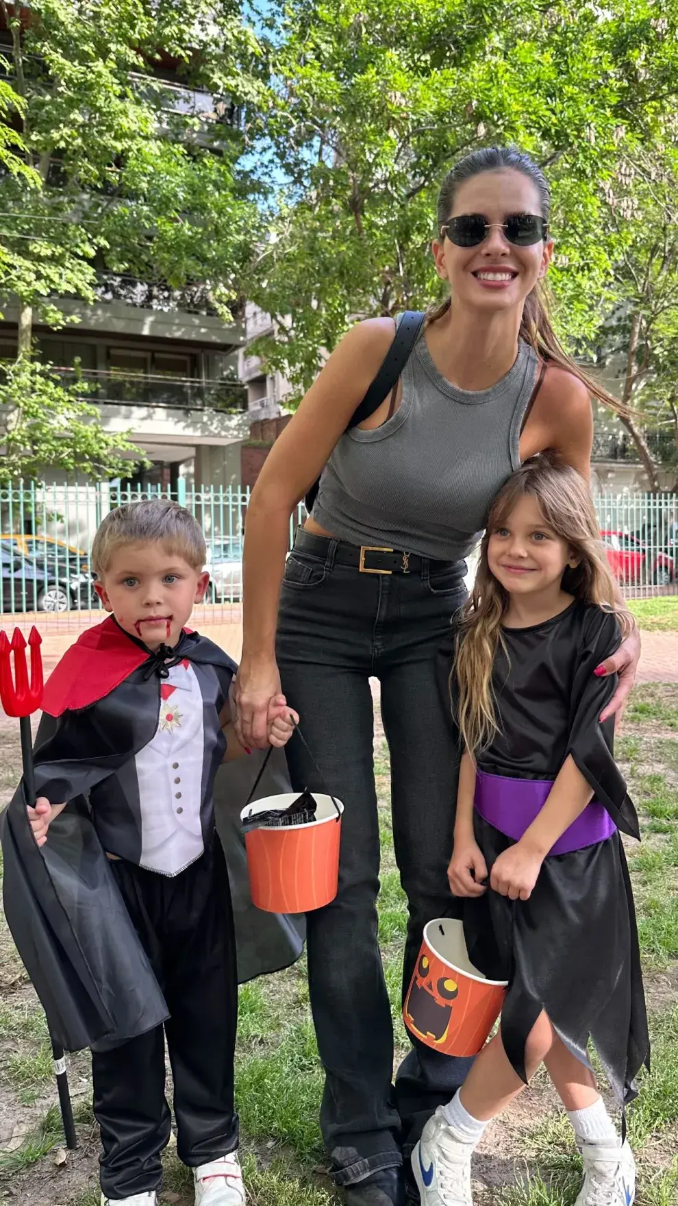 La China Suárez con sus hijos Amancio y Magnolia Vicuña en Halloween 2024.