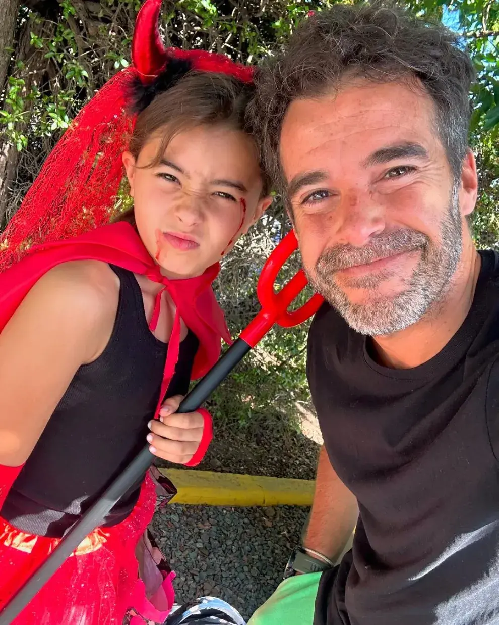 Nicolás Cabré con su hija Rufina disfrazada de diablita en Halloween 2024.