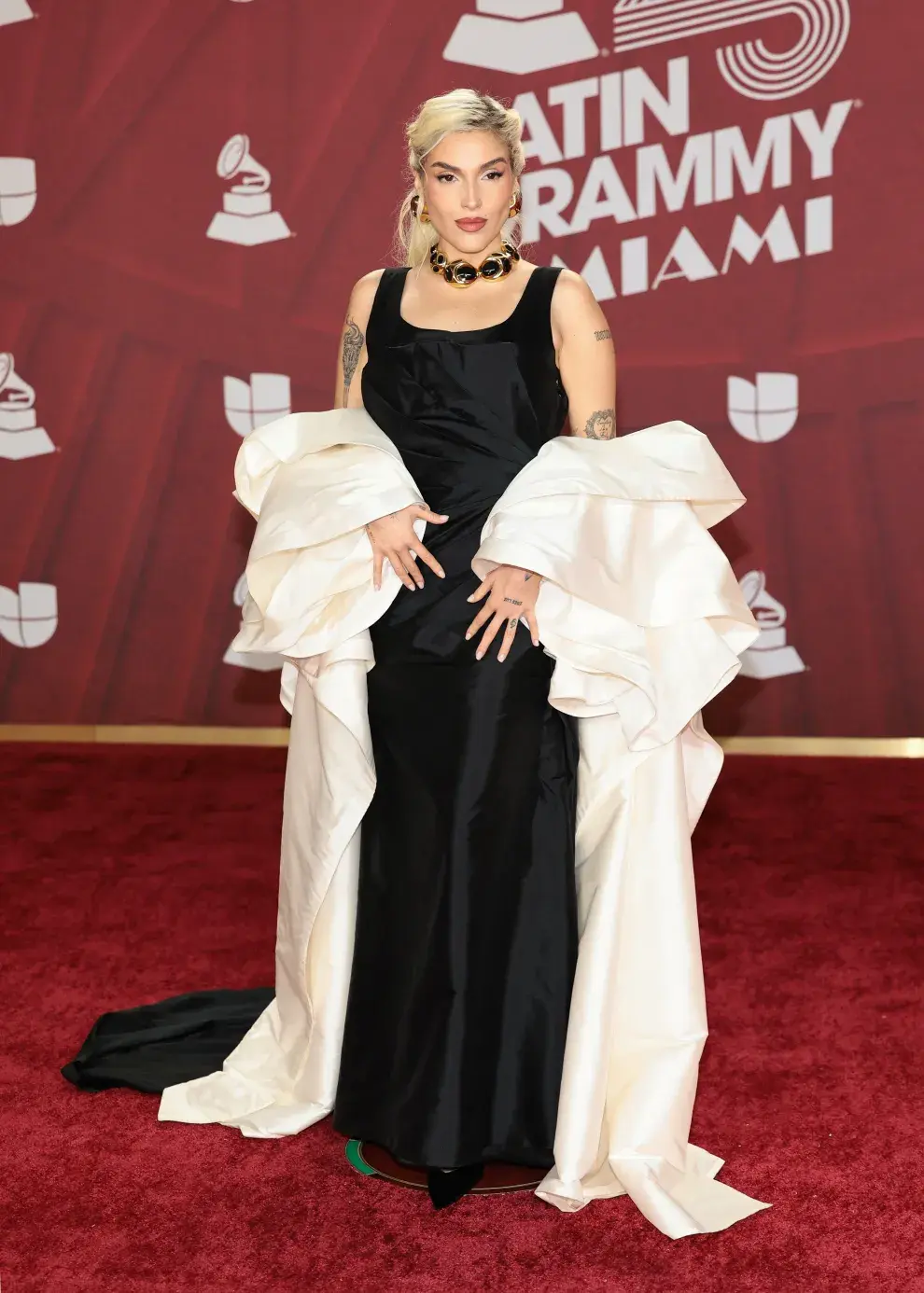 Elena Rose en la alfombra roja de los Latin Grammy 2024.