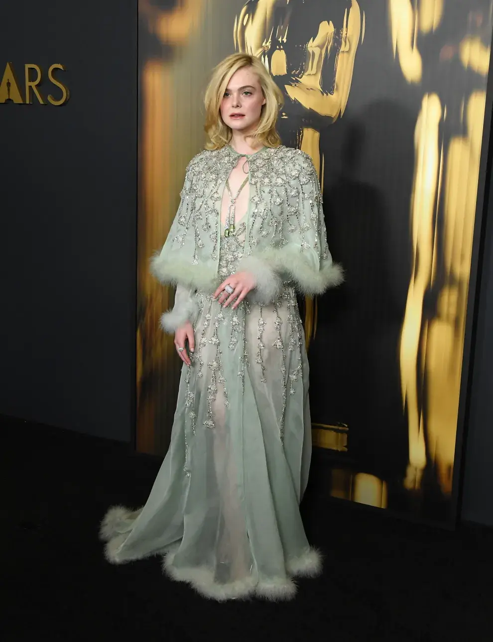 Elle Fanning, con un diseño de Valentino, en la alfombra roja de los Governors Awards.