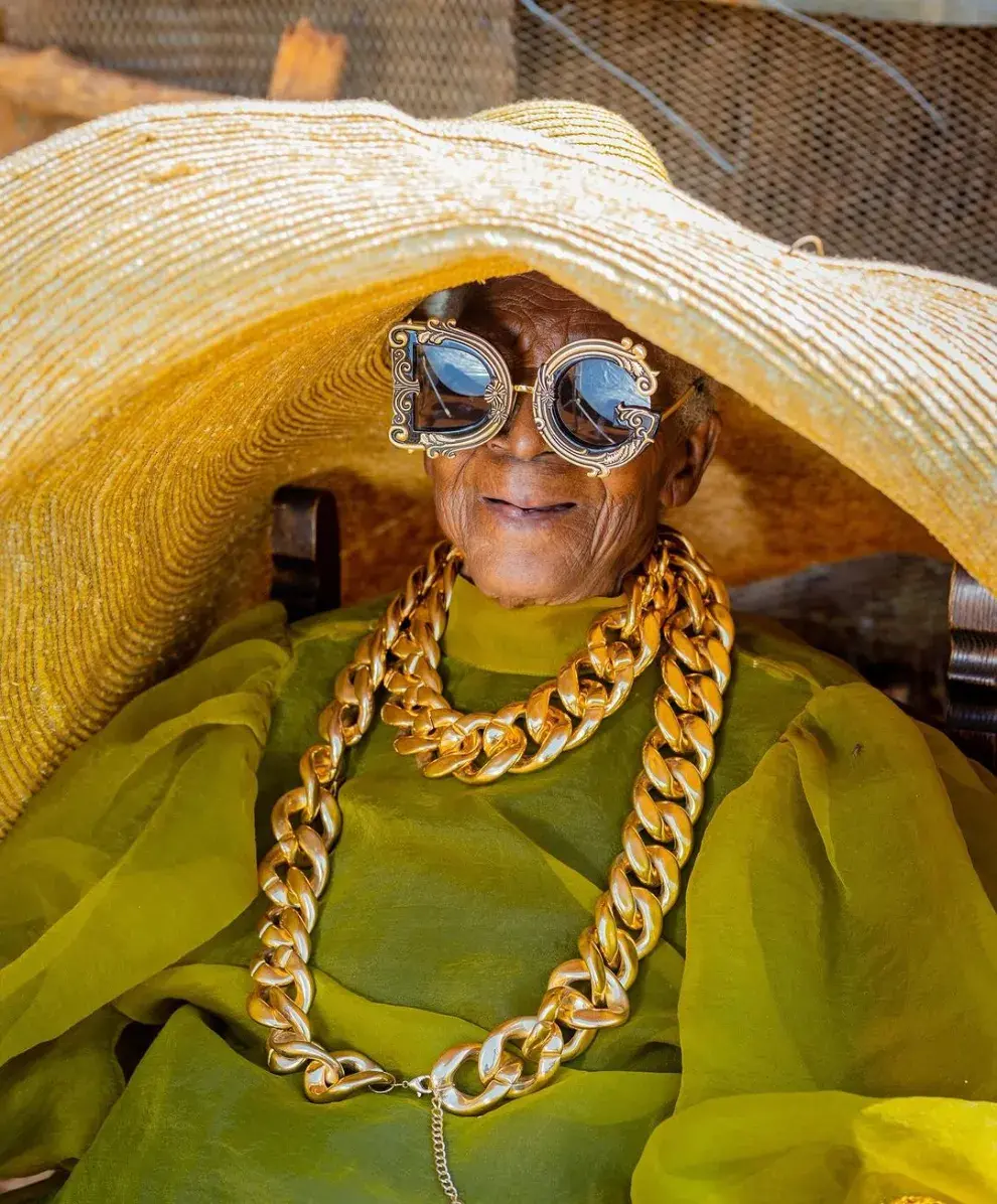 margret chola con algunos de sus looks hechos por su nieta