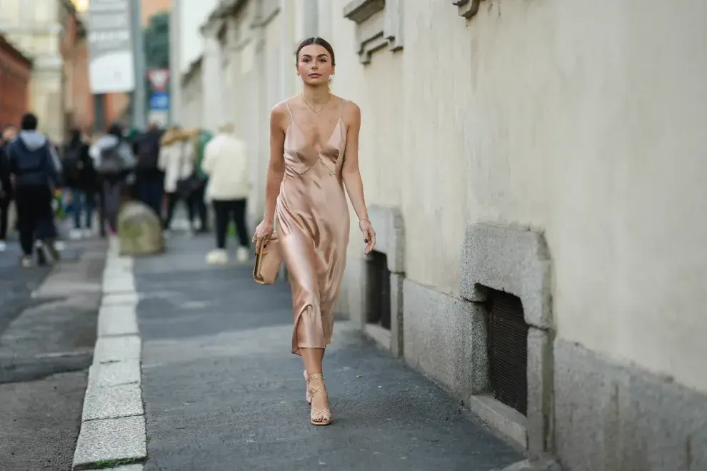 Mujer en las calles de Nueva York con vestido lencero