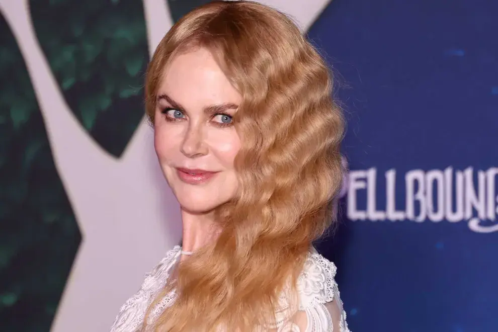 La actriz, Nicole Kidman pisó la red carpet con un look estilo nupcial que se llevó todas las miradas en el lanzamiento de su última película