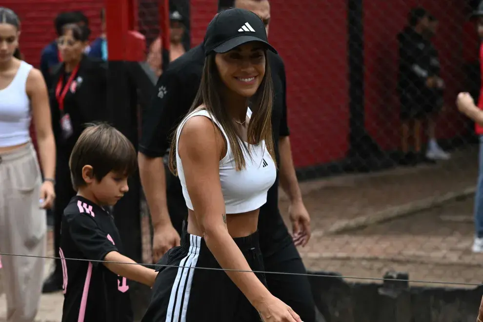 Enfundada de pies a cabeza con un outfit de la marca Adidas, la mujer de Messi se inclinó por un equipo bien cómodo en blanco y negro