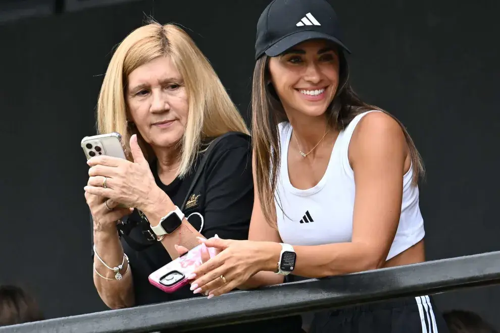 Antonela Roccuzzo se llevó todos los flashes. Es que por estos días se encuentra en Rosario acompañando a Thiago Messi, uno de sus hijos, que fue a jugar al fútbol representando el Inter Miami en un torneo juvenil organizado por Newell’s