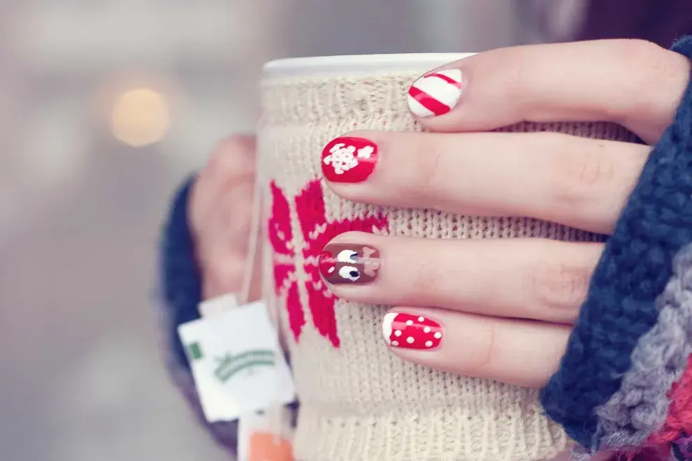 El diseño de uñas de Navidad está entre las tendencias que se vienen