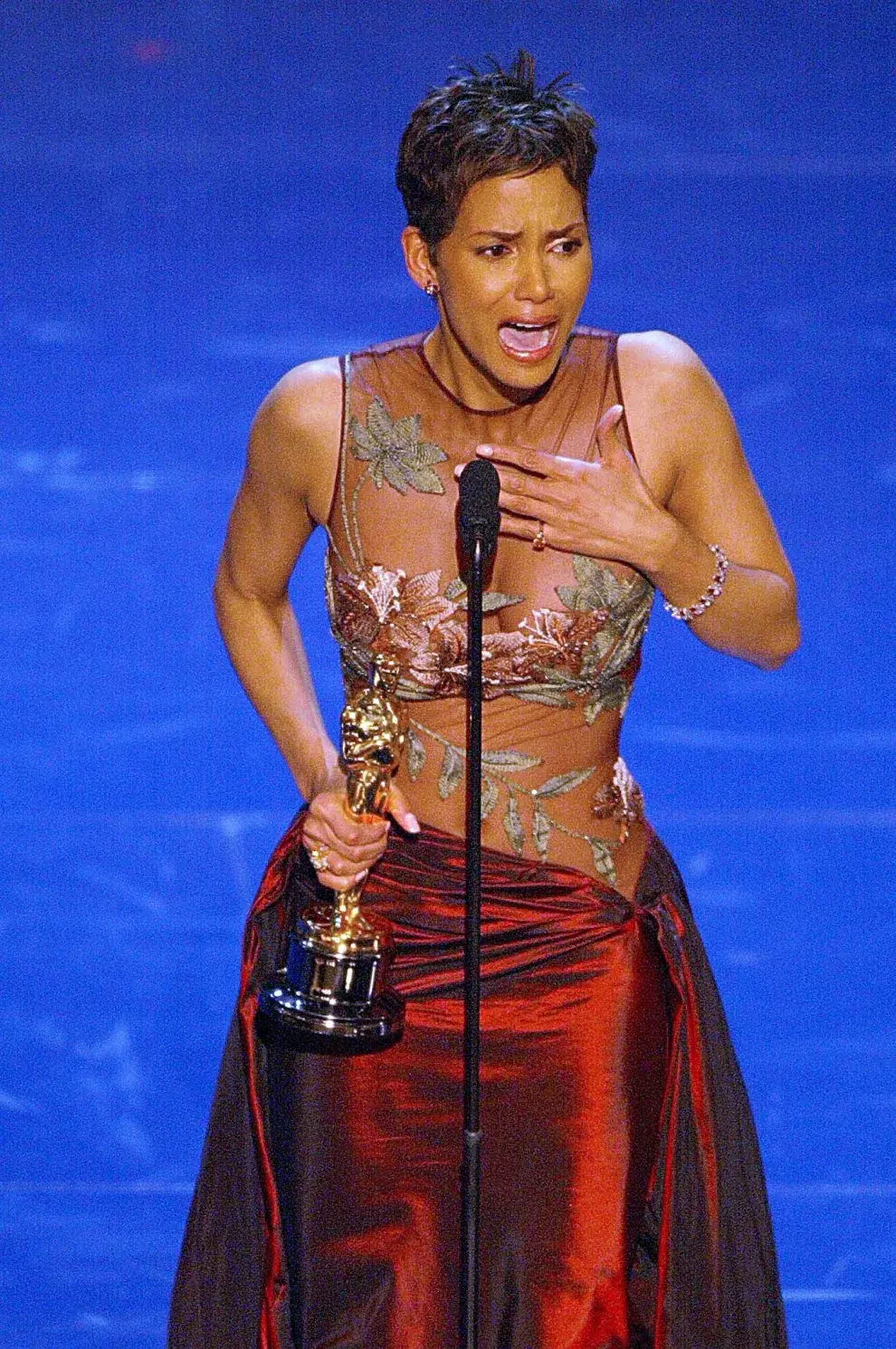 Halle Berry recibiendo su Oscar en 2002.