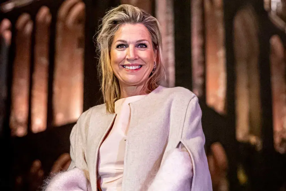 Máxima optó por un look que pisó los tonos blanco, beige, pasando por el champán.