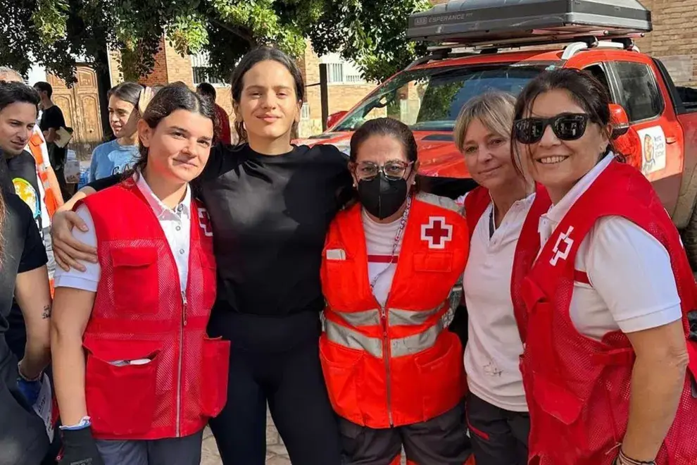  La cantante española, Rosalía dijo presente en Valencia y se sumó a los esfuerzos para poner de píe al pueblo que sufrió destrozos por la DANA.