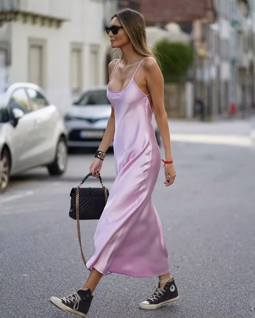 Mujer invitada a un desfile de la semana de moda en Copenhagen.