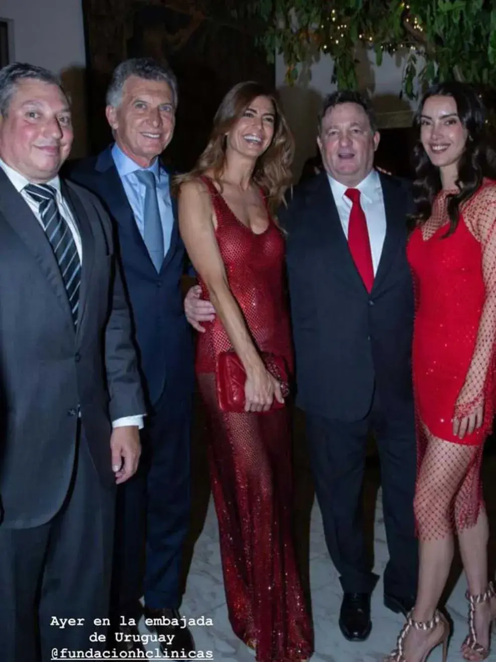 Awada llegó al evento con un look total red muy sexy y glamoroso. 