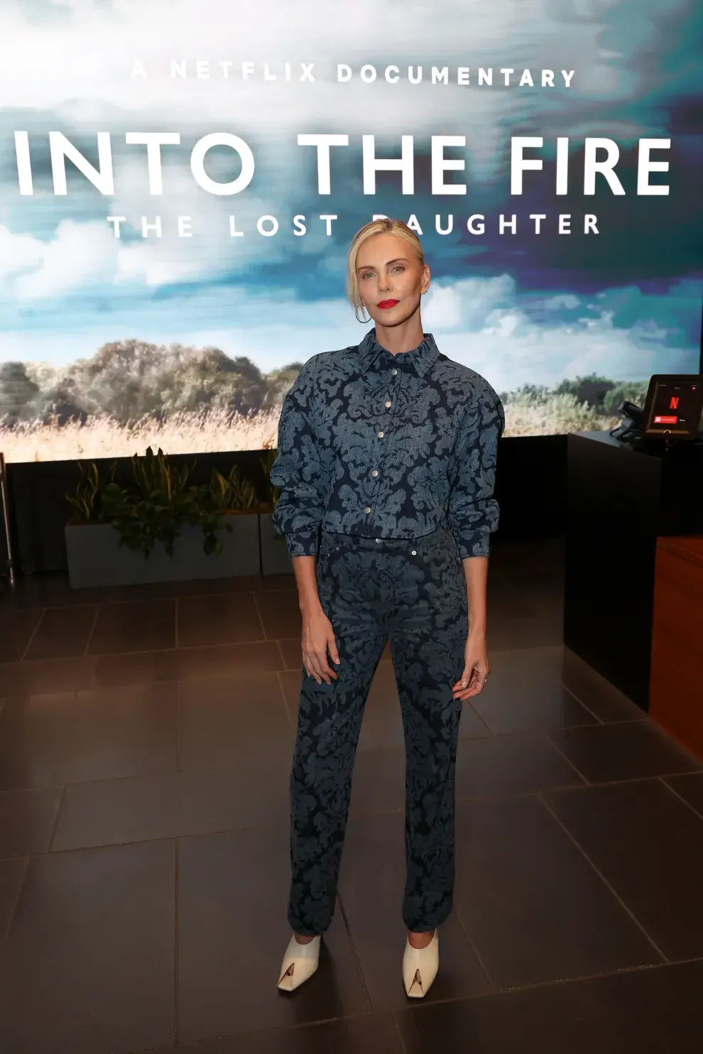 Foto de Charlize Theron en la premiere de Entre las llamas: la hija perdida.