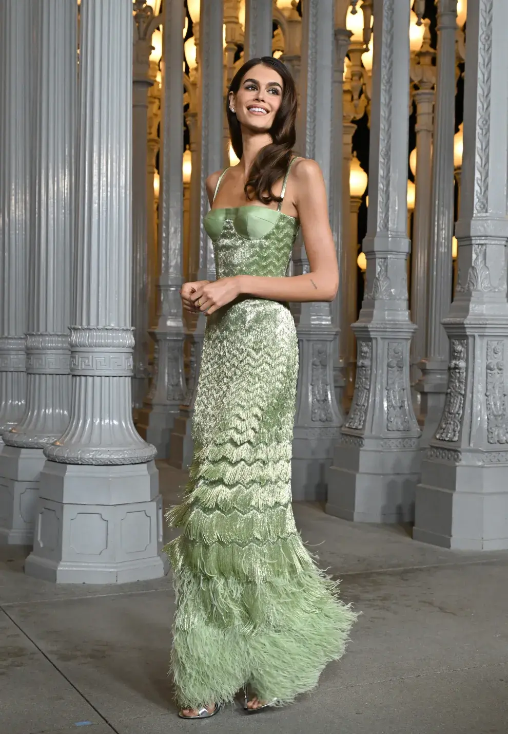 Kaia Gerber lució un vestido bustier de Gucci en color verde lima en la alfombra roja de la Gala LACMA Art+Film 2024.