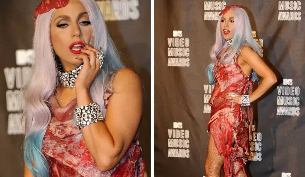 Lady Gaga con su vestido de carne