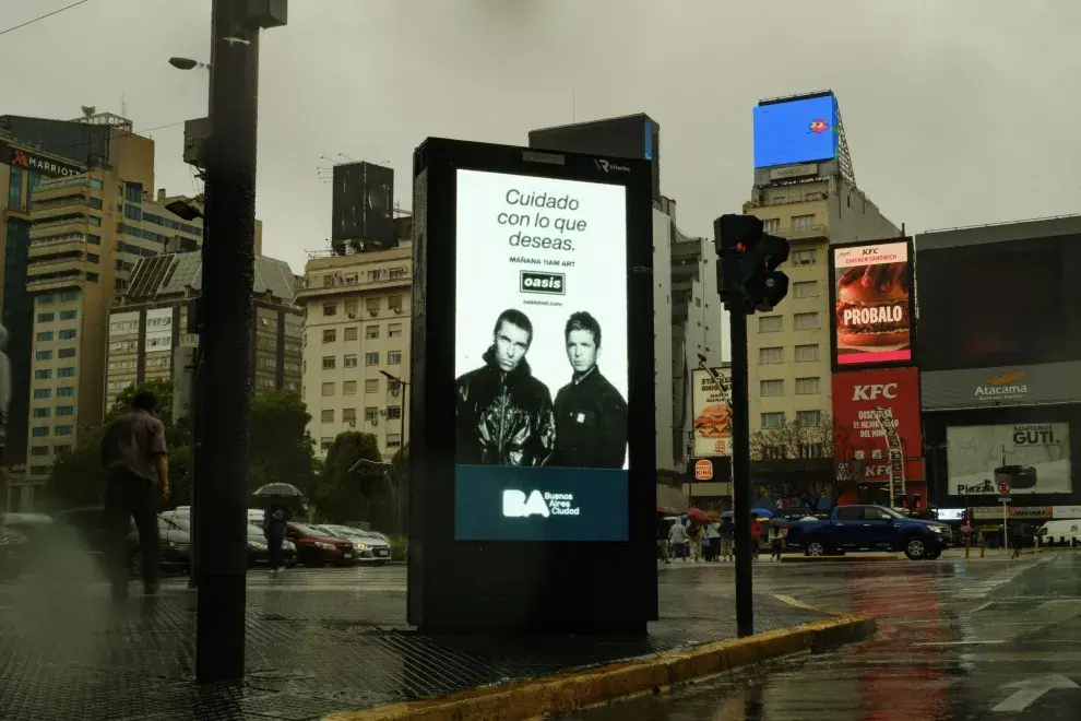 Foto del anuncio de una posible visita a la Argentina de Oasis.