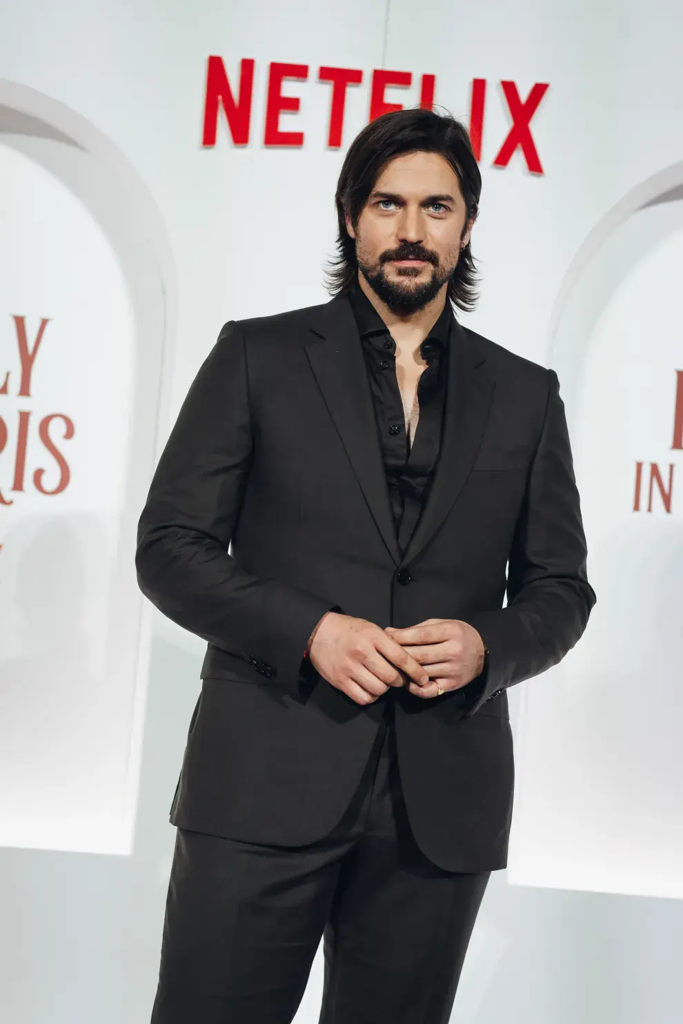 Lucas Bravo en la premiere de Emily in Paris en Roma.