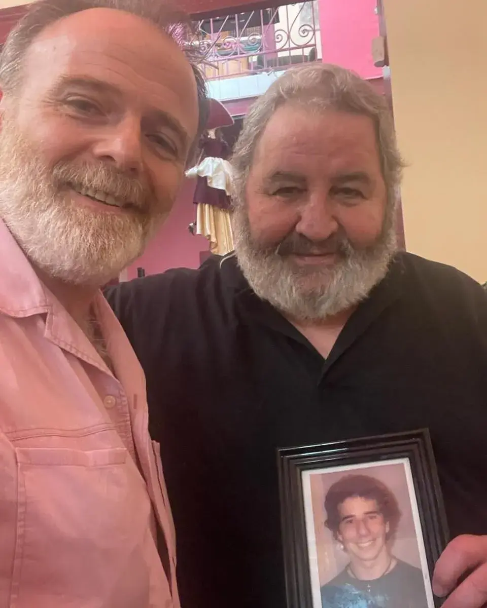 Foto de Luis Machín reunido con José Iglesias, padre de una de las víctimas de la tragedia de Cromañón.