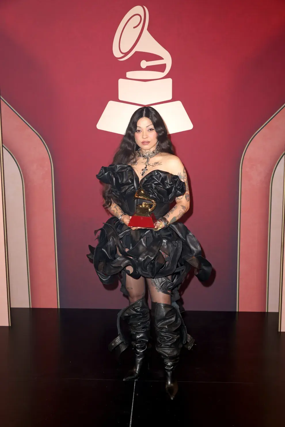 Mon Laferte en la alfombra roja de los Latin Grammy 2024.