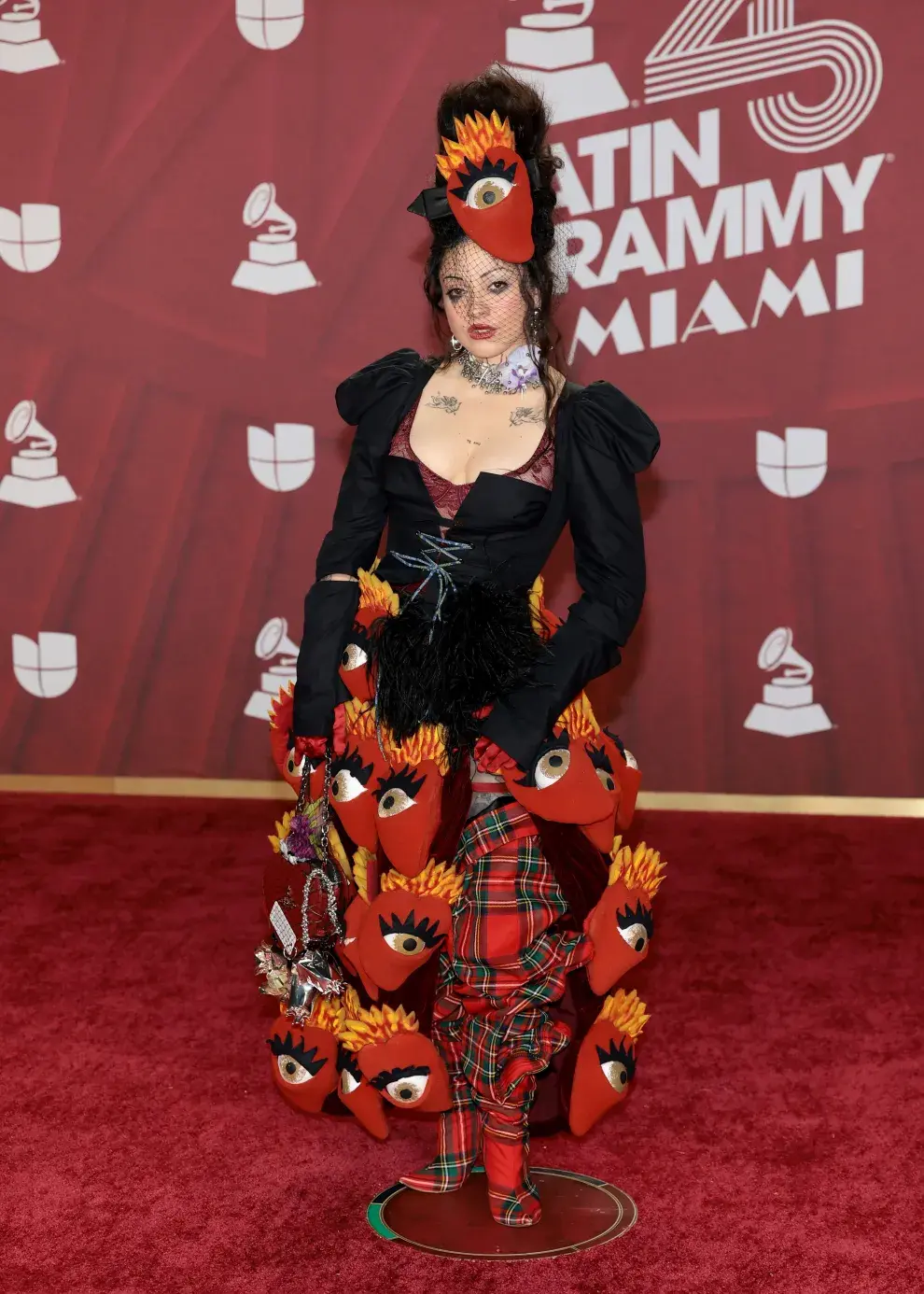 Mon Laferte en la alfombra roja de los Latin Grammy 2024.