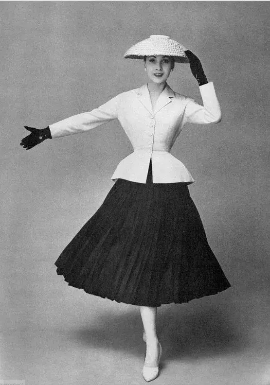 El New Look de Christian Dior era un vestido de falda amplia y cintura de avispa.