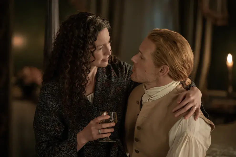 Foto de Caitriona Balfe y Sam Heughan en la parte 2 de la temporada 7 de la serie Outlander.