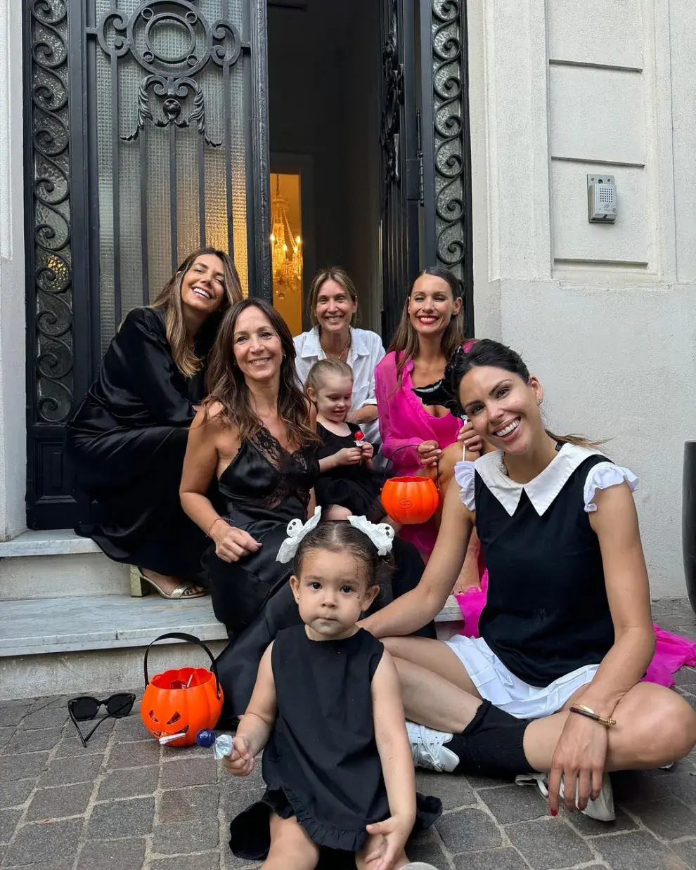 Pampita con Ana García Moritán y amigas en Halloween 2024.