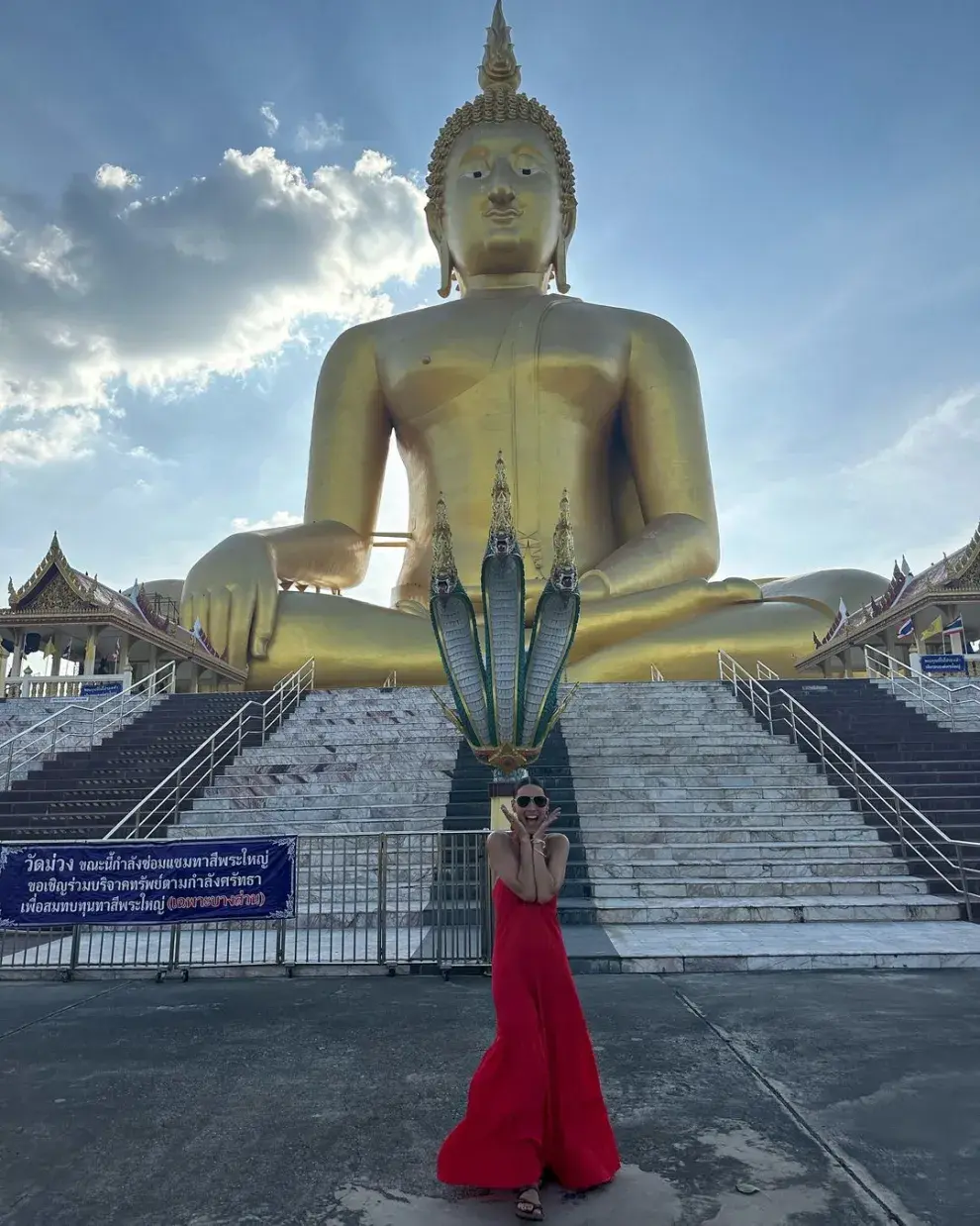 Foto de Pampita junto al Gran Buda en Tailandia.