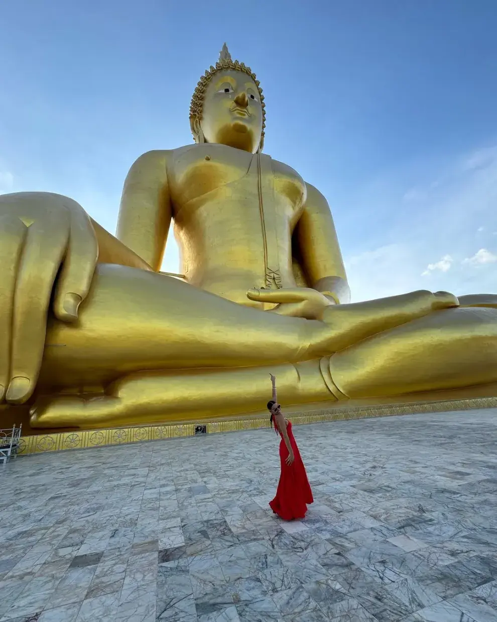 Pampita junto al Gran Buda en Tailandia.