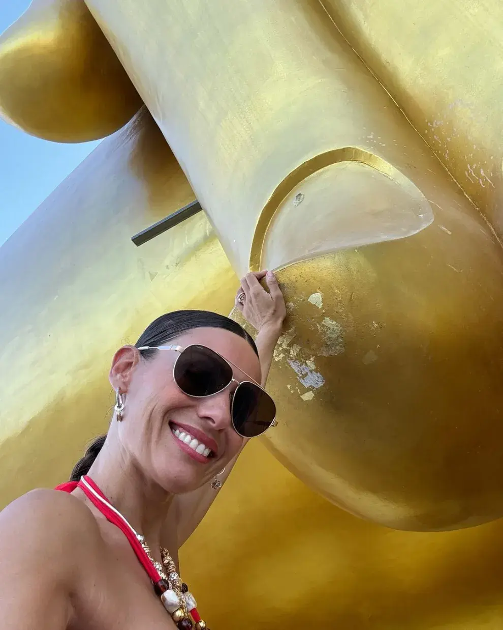 Pampita junto al Gran Buda en Tailandia.
