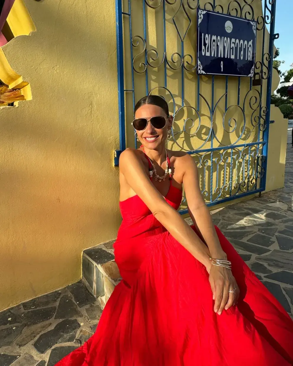 El vestido rojo con el que Pampita deslumbró en Tailandia.