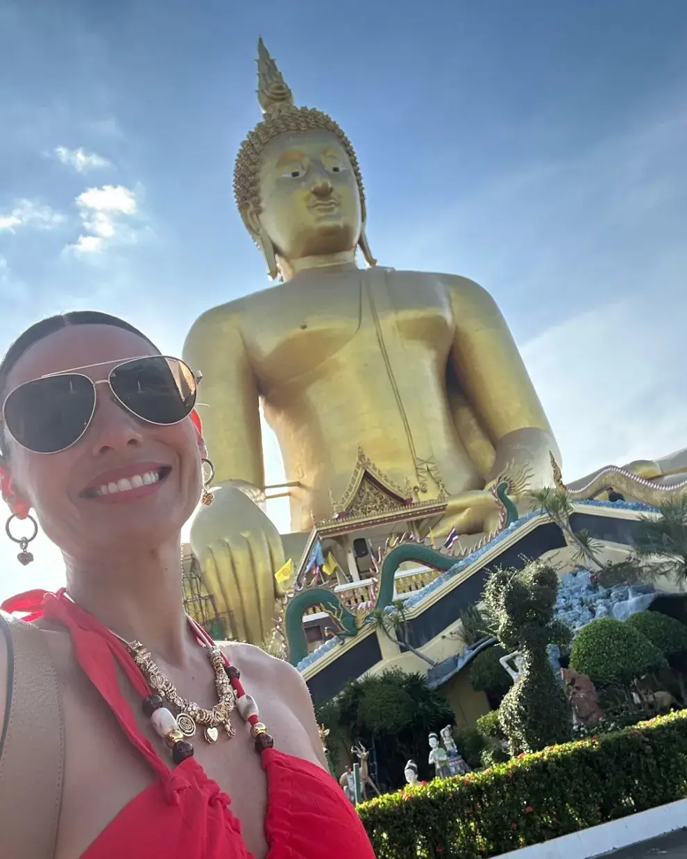 Pampita junto al Gran Buda en Tailandia.