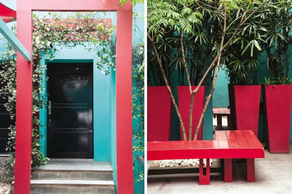 Los arcos de madera pintados de rojo (que contrastan con el color de la casa) enfatizan la entrada principal y fueron “alivianados” con el verde de los jazmines. 