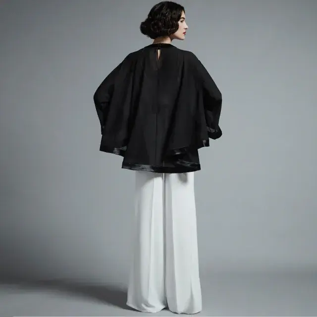 Foto de blusa de muselina con detalles en crepé satén.