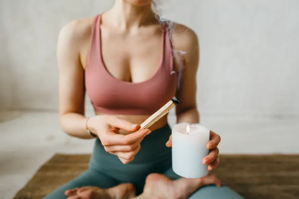 Foto de una mujer prendiendo velas.