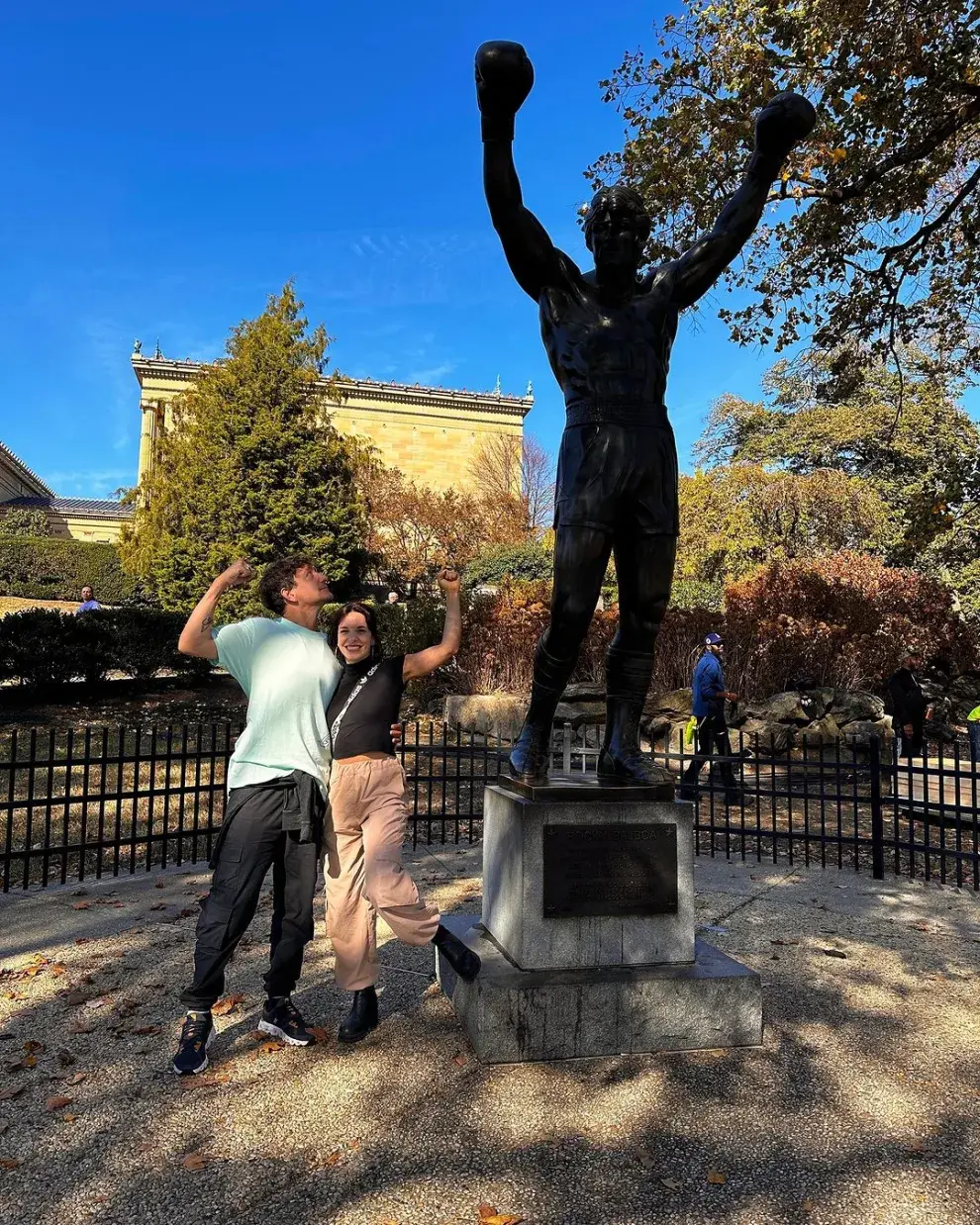 Nico Vazquez junto a la estatua de Rocky en Filadelfia.