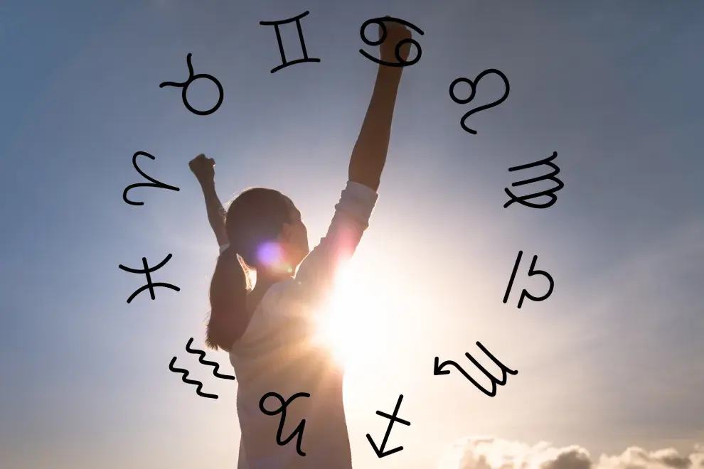 Mujer alzando los brazos al cielo.