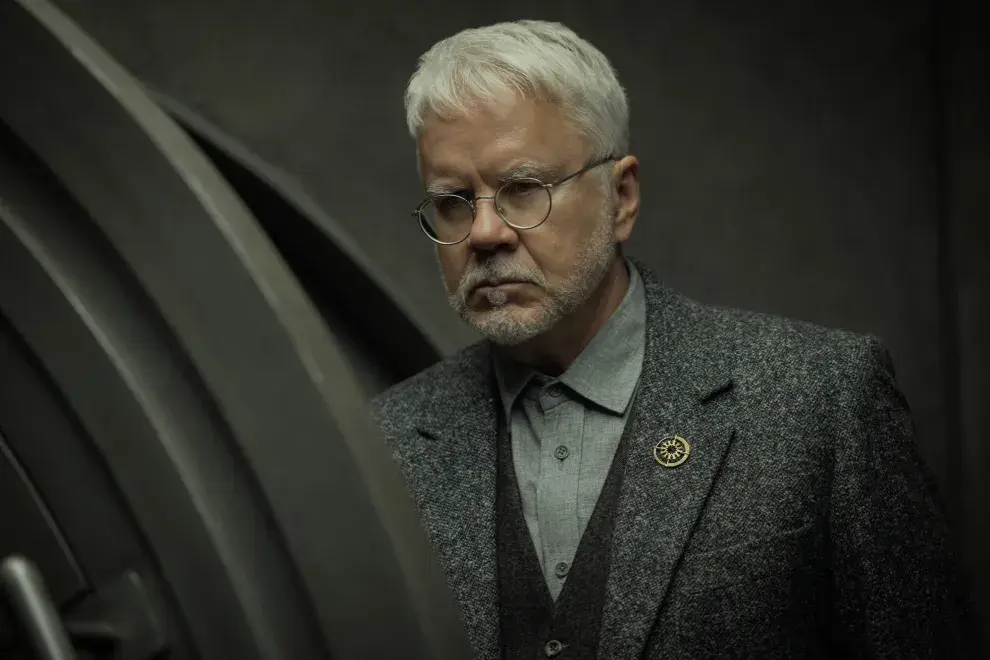 Tim Robbins da vida a uno de los grande villanos de Silo.