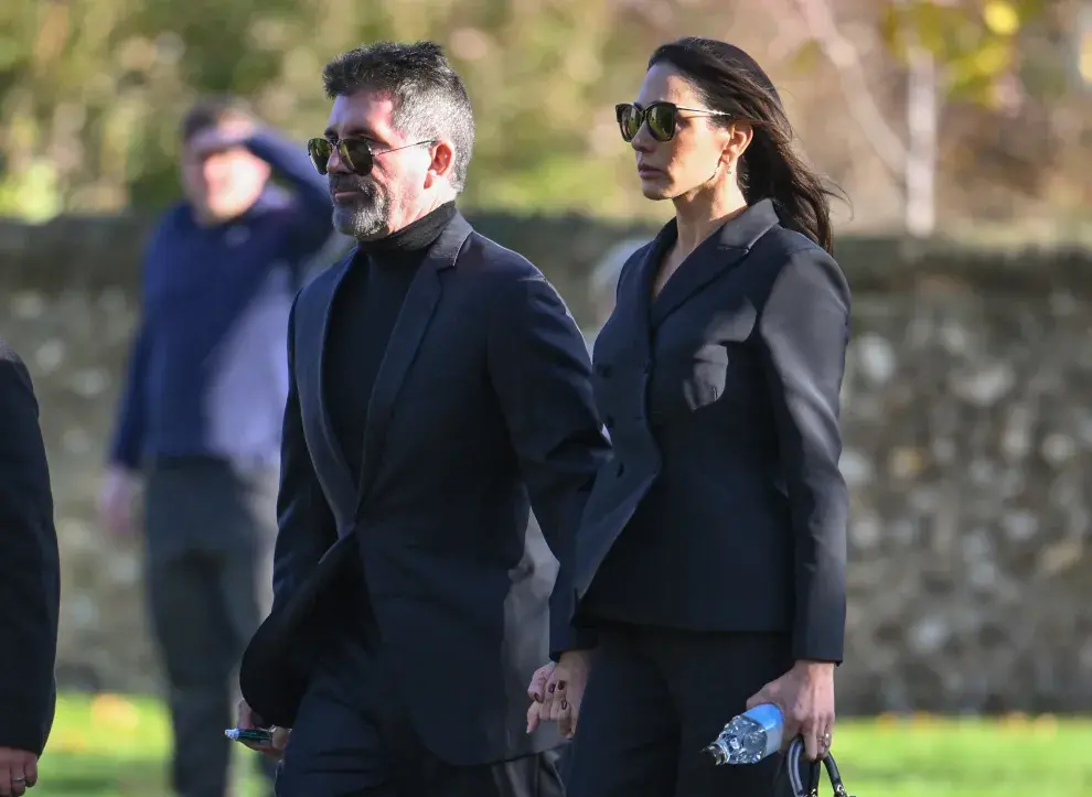  Simon Cowell y Lauren Silverman en el funeral de Liam Payne.