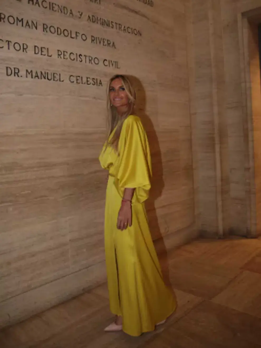 El look elegido por la novia resultó bastante original y moderno. Milagros apostó por un vestido de Gabriel Lage