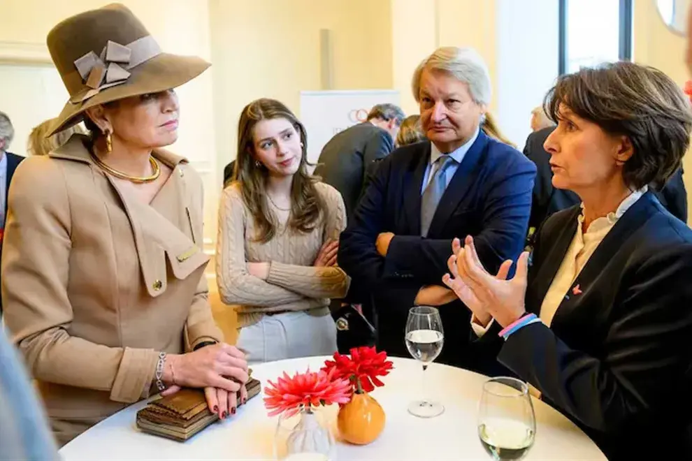 Si hablamos del sombrero podemos agregar que esta pieza en marrón oscuro tenía un lazo gris y pertenecía a la firma Maison Fabienne Delvigne, la encargada de diseñar sus tocados