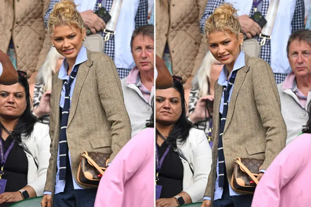 Con un balzer oversize, una camisa celeste, una corbata azul y blanca, y un jean XL azul la artista dijo presente en la tribuna de Wimbledon