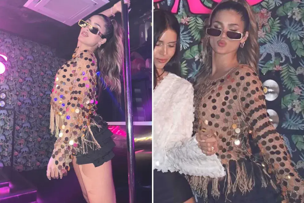 Juli Poggio optó por una blusa de manga larga en color nude con grandes lentejuelas en color dorado lo que le dio un upgrade al conjunto conformado por una falda con volados en color negra