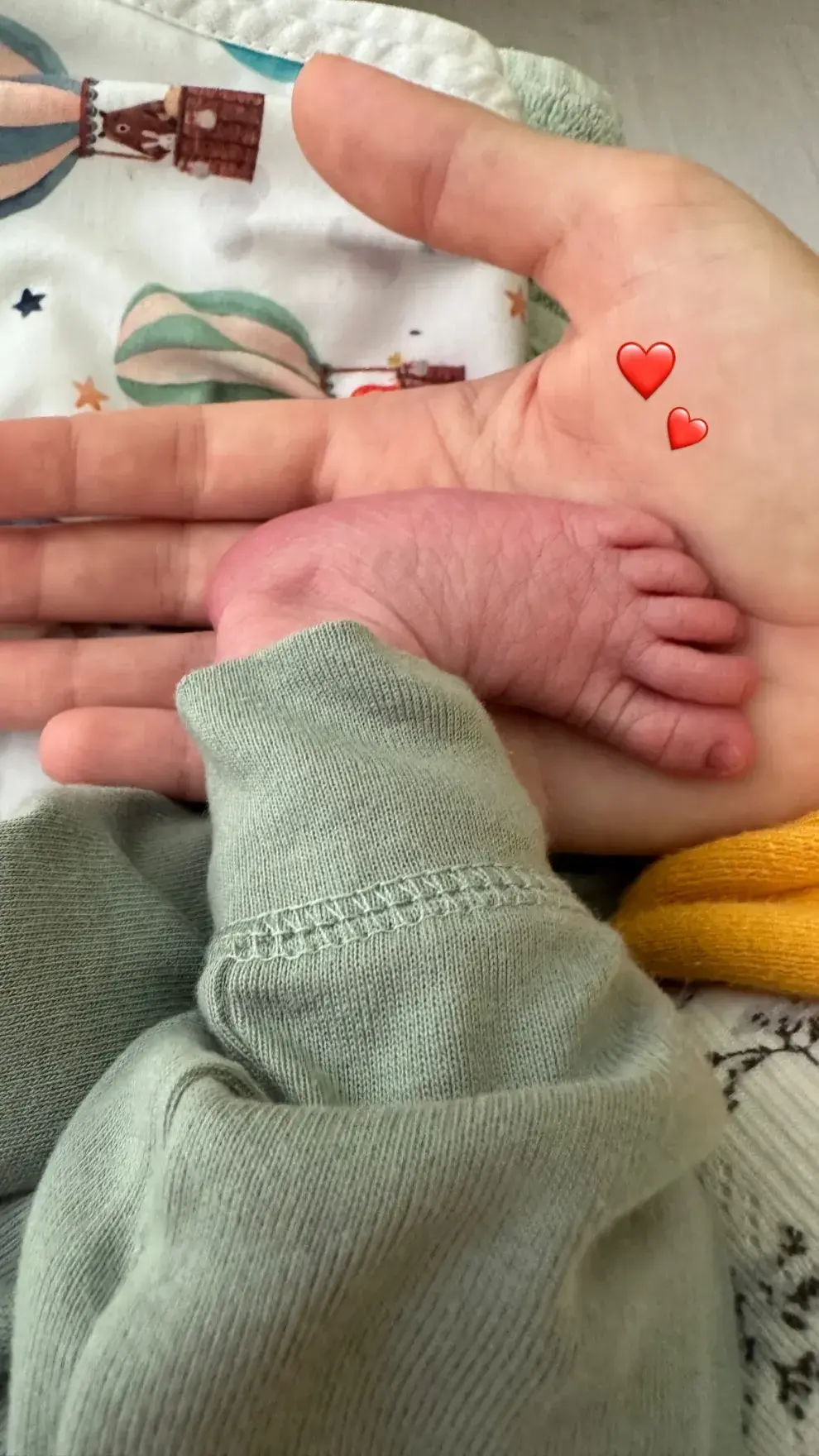 Sucede que la actriz hizo una publicación en sus redes sociales en donde mostró, por primera vez, una foto del hijo que tuvo con su pareja, Andrés Gil