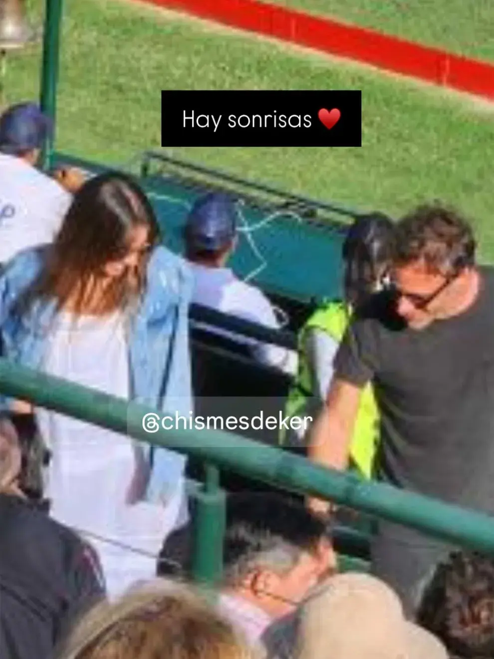 Se la pudo ver a Pampita luciendo un vestido largo y blanco, y una campera de jean, muy relajada y sonriente junto al polista 