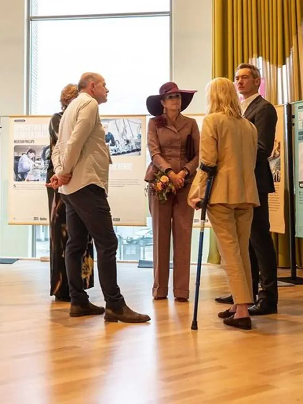 Máxima apostó por un look muy elegante en cuadrillé en bordó y blancoMáxima apostó por un look muy elegante en cuadrillé en bordó y blanco